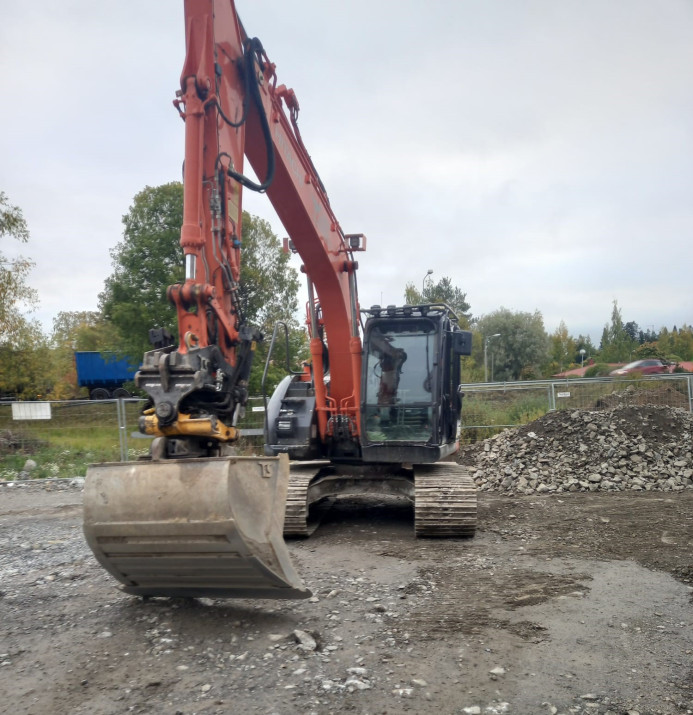 Hitachi ZAXIS 225 USLC – Telakaivinkone